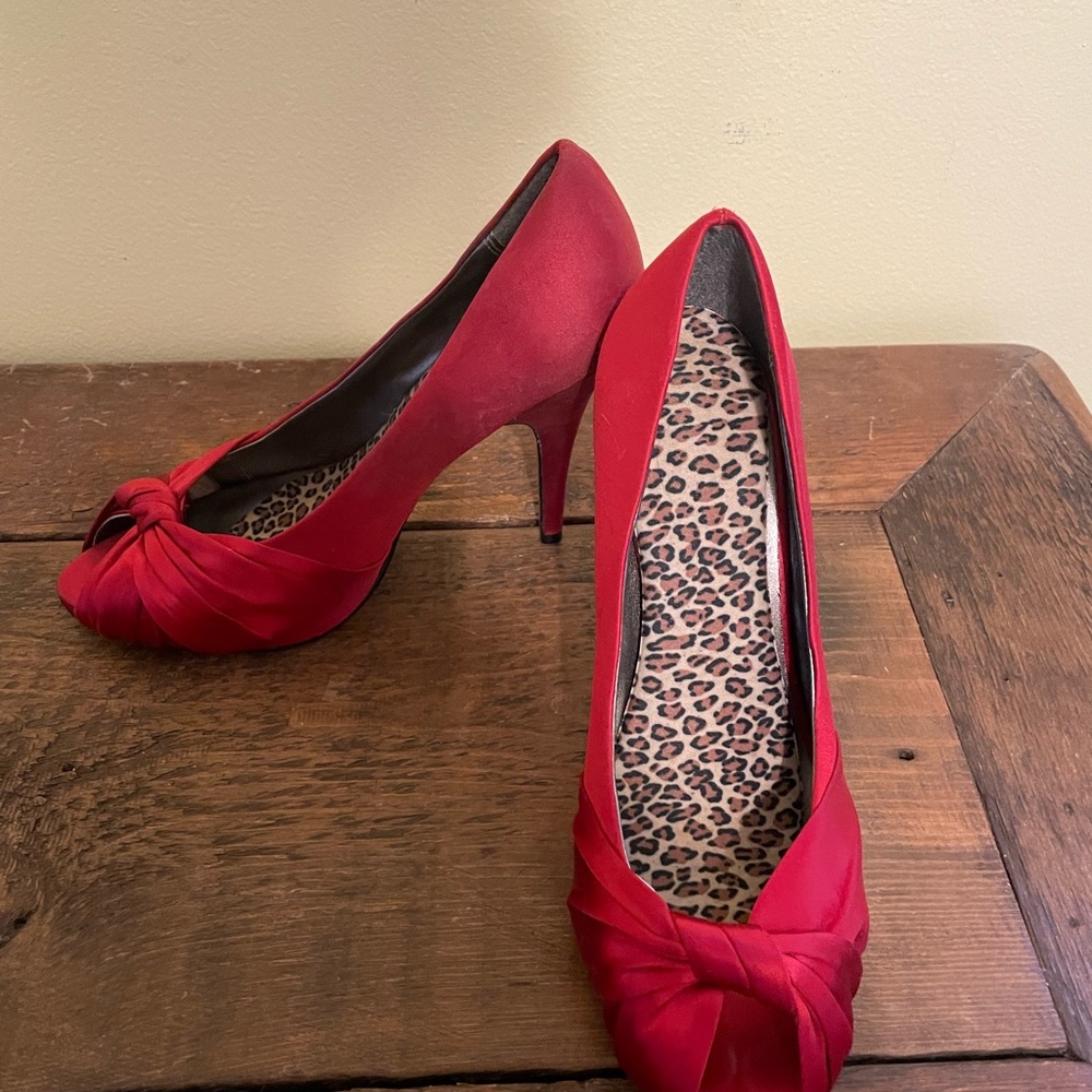 Steve Madden Size 8 Satin Red Heels